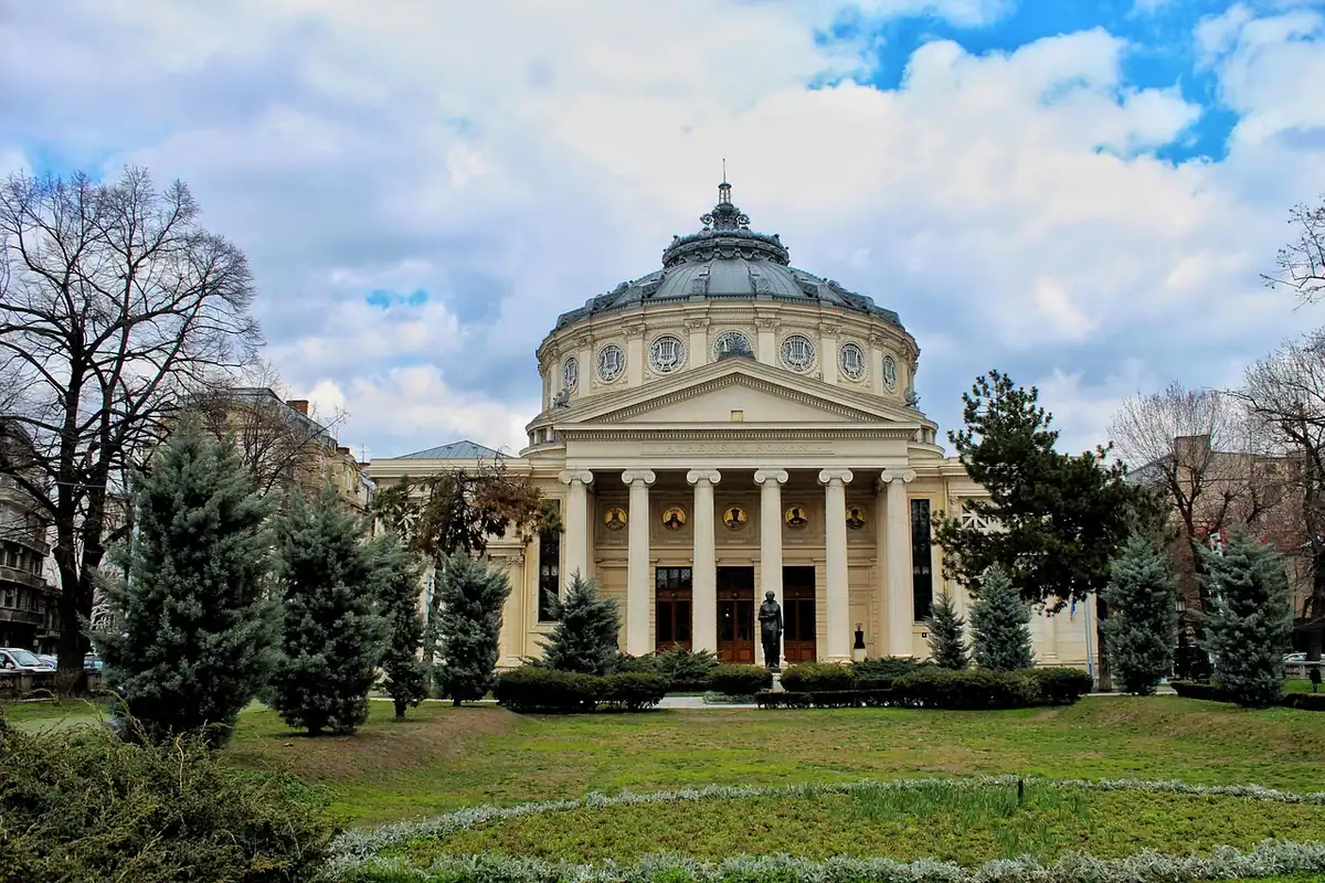 Ateneul Român din București, cu cupola și coloanele văzute de pe peluza din față