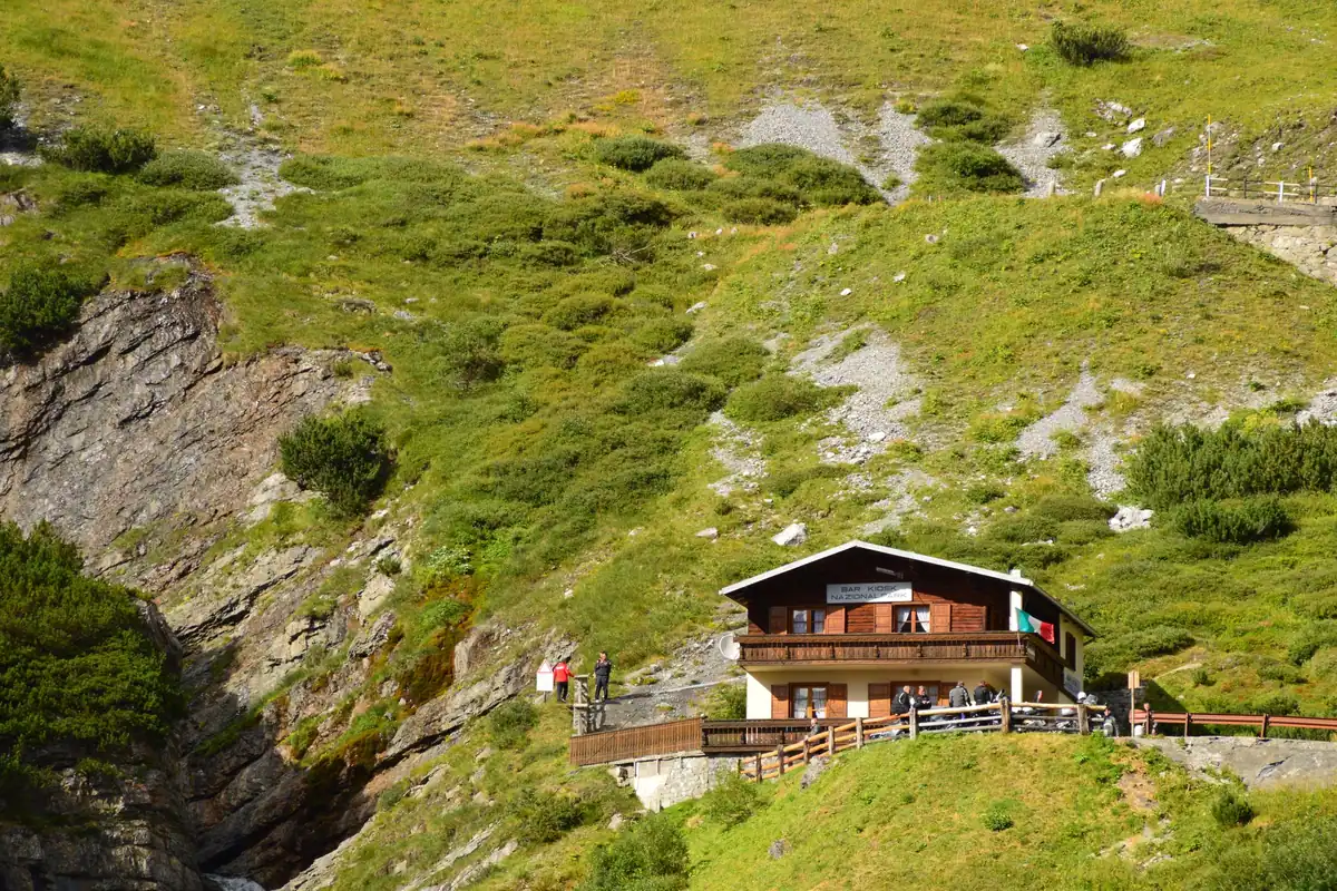 Cabană izolată de munte printre pădure verde, potrivită pentru iubitorii naturii