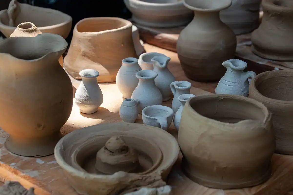 Oale și ulcioare tradiționale din lut, modelate într-un atelier de olărit