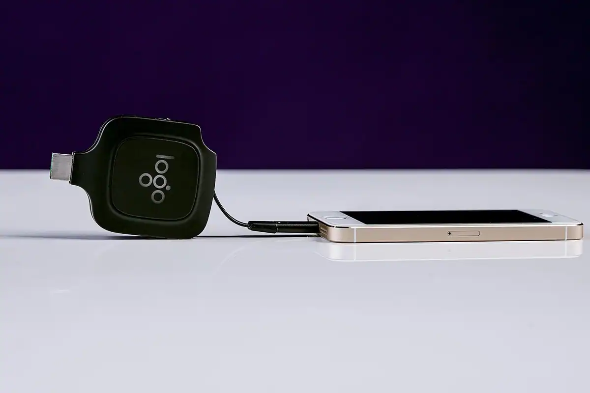 Baterie externă power bank conectată cu un cablu, pregătită pentru încărcarea telefonului