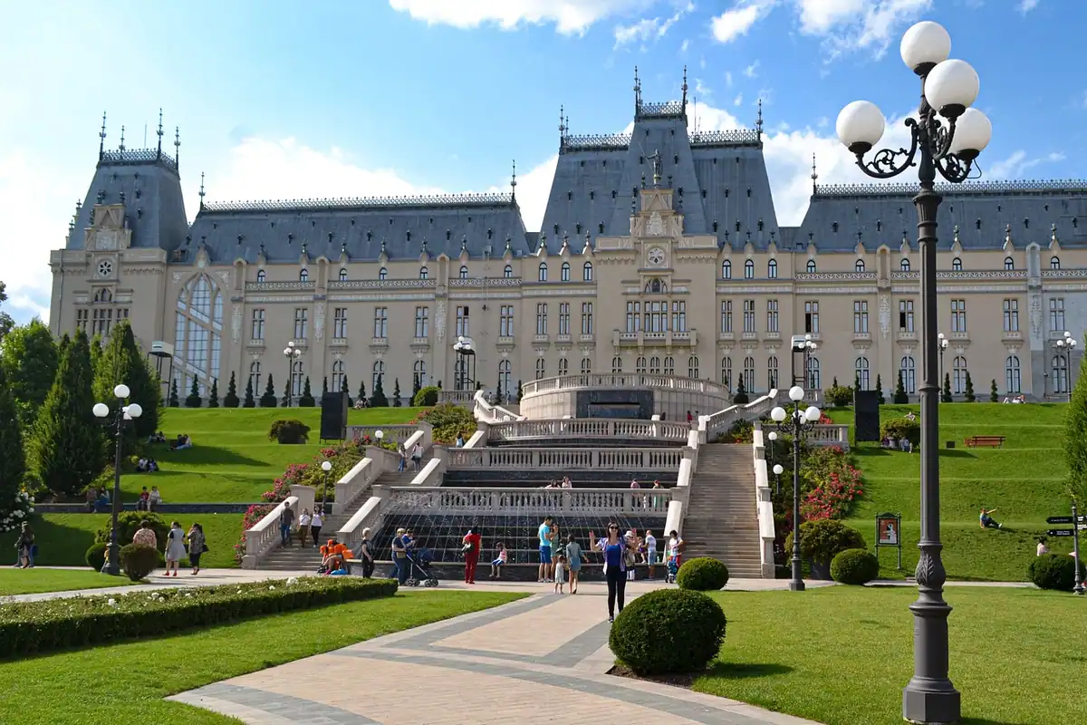 Palatul Culturii din Iași, cu aleea pietruită și gazonul din față