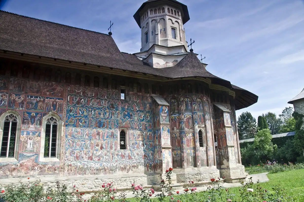 Biserică pictată pe exterior cu fresce colorate, într-o mănăstire din Bucovina