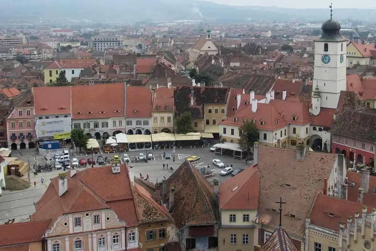 Centrul Sibiului văzut de sus, cu turnul Sfatului, case vechi și restaurante